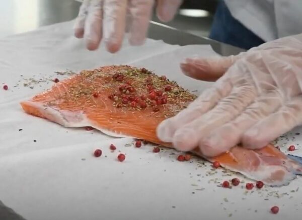 La toile Imfum Nature® permet de fixer les arômes directement sur le saumon : à la cuisson, la micro-vapeur dégage les huiles essentielles des épices, qui imprègnent la chair du poisson sans la dessécher.